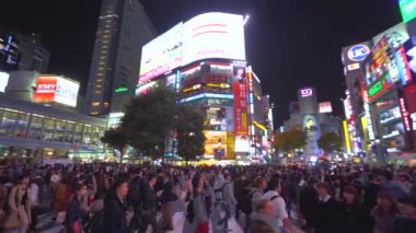 Tokyo, Japonya - NOV 10, 2019: şehrin işlek caddeleri. Shibuya alışveriş bölgesi.