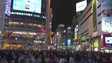 Tokyo, Japonya - NOV 10, 2019: 4k 'da Shibuya geçişi