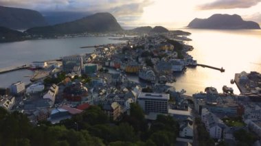 Alesund, Norveç - 14 AUG 2014: Gökyüzü, deniz ve dağlar ile şehrin panoraması