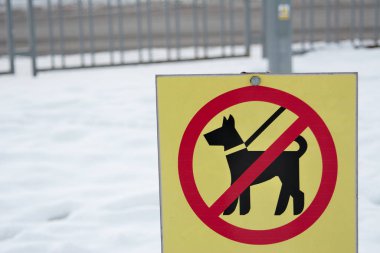 İşaret köpek gezdirmek yasaktır, yakın plan.