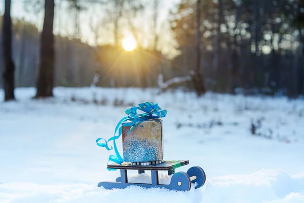 Игрушечные Сани Подарком Зимой Этом Снегу Солнечный Морозный День Зимнее — стоковое фото