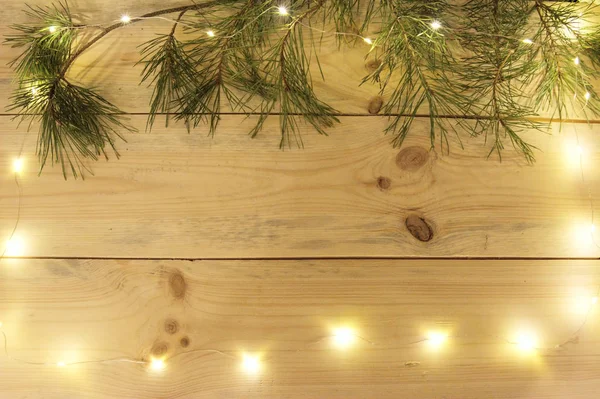 Girlanda Świąteczna Gałązkami Jodły Drewnianym Tle Makieta Przestrzeń Kopiowania — Zdjęcie stockowe