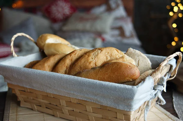 Pieczone Bagietki Chlebowe Koszyku Ciepłym Tle Świątecznym — Zdjęcie stockowe