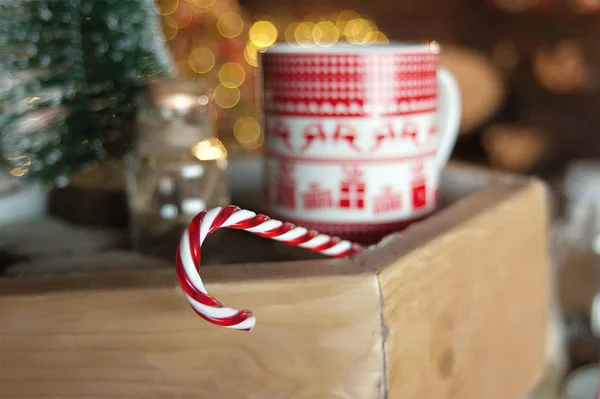 Weihnachtsbonbons Auf Dem Hintergrund Des Weihnachtsbechers Weihnachtsstimmung — Stockfoto
