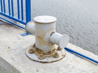 Limandaki nehir kıyısındaki rıhtıma demirlemek, park gemileri için ipleri tamir etmek.