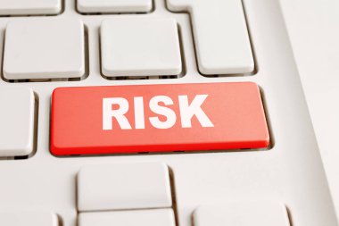 beyaz dizüstü bilgisayar klavyesi üzerinde risk yazıları, yardım ve destek kavramı, çalma