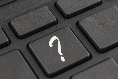 Kişisel bir bilgisayarın klavye tuşundaki soru işareti veya dizüstü bilgisayarın yakın çekim makrosu