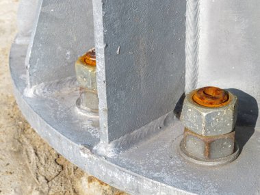 Büyük paslı cıvata ve yapıların bağlanmasında fındık.