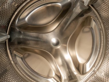 çamaşır makinesinin davulunu kapat.