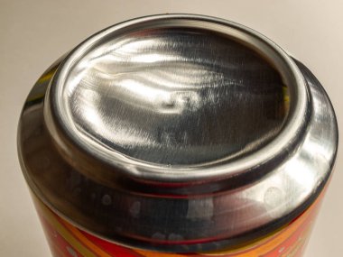 Hafif arka planda su damlacıkları olan alüminyum soda ve bira kutusu, metal kutu, geri dönüşümlü ürün, alt görünüm