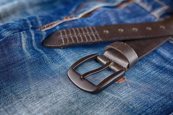 Cintura Pantaloni Uomo Pelle Sullo Sfondo Denim Armadio Uomo Jeans — Foto Stock