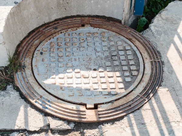 Gullydeckel Auf Der Straße Der Stadt — Stockfoto