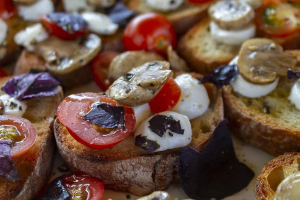 Bruschetta Med Mozzarella Körsbärstomater Och Basilika Bruschetta Med Svamp Italiensk — Stockfoto