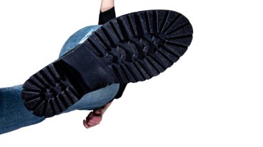 Ayakkabının kaba tabanı, alttan görünen, tepeden gelen bir adam, ezilmiş, beyaz arka planda soyutlanmış, alttan bakan bir adam.