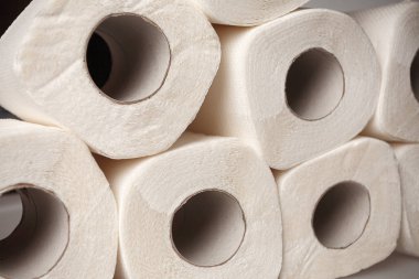 tuvalet kağıdı ruloları yakından delindi 