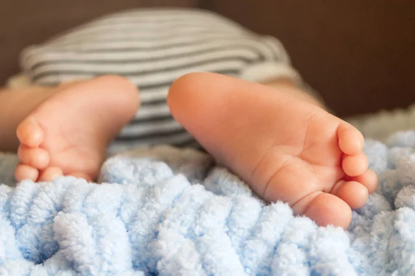 Picioarele Nou Născuților Pătuțul Pentru Copii Conceptul Maternitate Îngrijirea Copilului — Fotografie, imagine de stoc