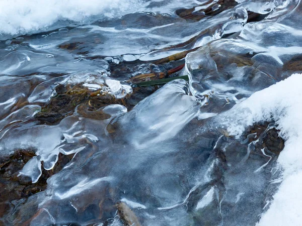 Замерзший Поток Весенняя Оттепель Ручей Прокладывающий Путь — стоковое фото