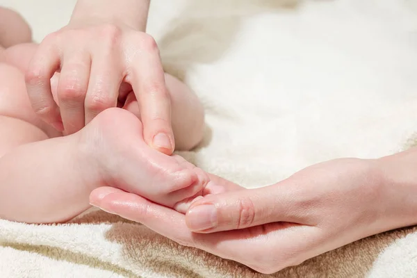 Voetmassage Voor Baby Opwarming Voor Pasgeborene Ontwikkeling Van Het Bewegingsapparaat — Stockfoto