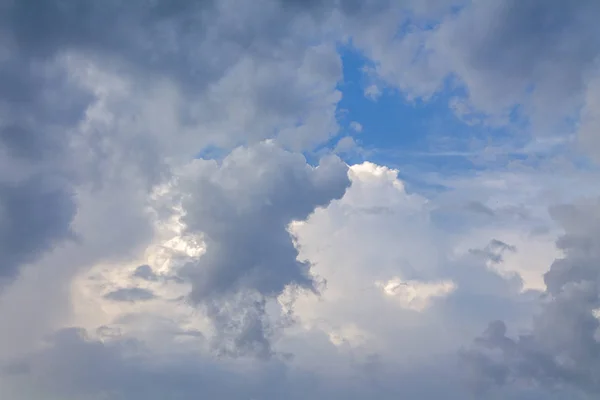 Sol Brilhando Através Das Nuvens Contra Céu Azul Nuvens Luz — Fotografia de Stock