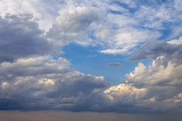 Matahari Bersinar Melalui Awan Terhadap Langit Biru Awan Cahaya Langit — Stok Foto