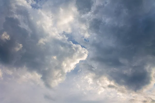 Matahari Bersinar Melalui Awan Terhadap Langit Biru Awan Cahaya Langit — Stok Foto