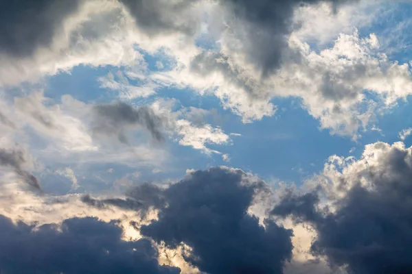 Sol Brilhando Através Das Nuvens Contra Céu Azul Nuvens Luz — Fotografia de Stock