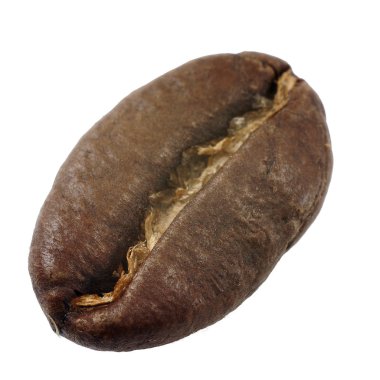 Yakından kavrulmuş kahve çekirdekleri - beyaz arka planda izole edilmiş makro