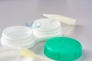 Hafif arka planda cımbız bulunan yumuşak kontak lensler ve lensler için konteyner