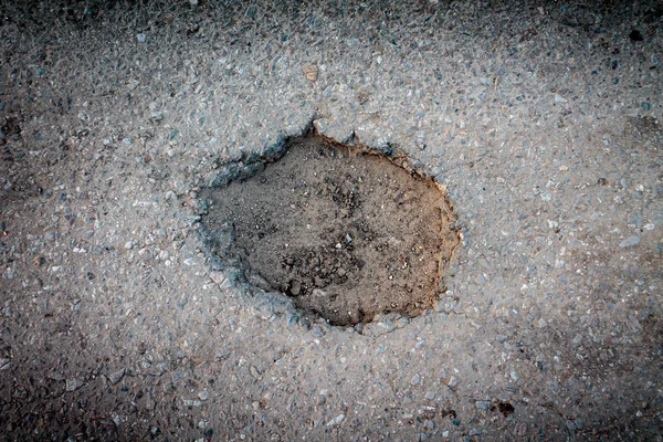 水で満たされた道路上の大きなピット 悪い壊れた道路の概念 路面のメンテナンスと修理 — ストック写真