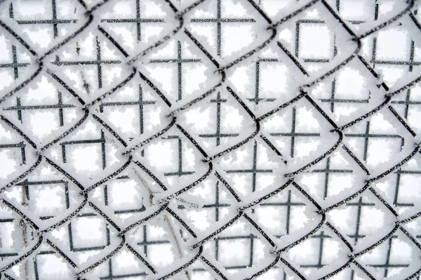 Cerca Malha Coberta Gelo Coberta Neve — Fotografia de Stock
