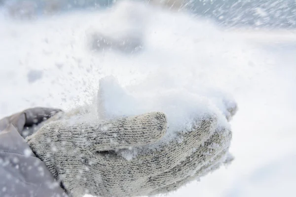 Sneeuw Vliegende Vlokken Handen Van Een Meisje Gekleed Warme Handschoenen — Stockfoto