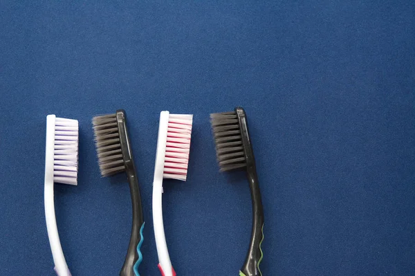 Cepillos Dientes Son Multicolores Sobre Fondo Azul Brillante Primer Plano — Foto de Stock