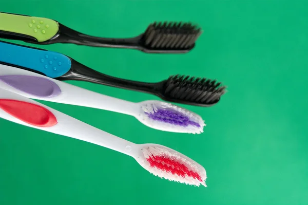 Escovas Dentes São Multicoloridas Fundo Brilhante Close — Fotografia de Stock
