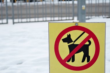 İşaret köpek gezdirmek yasaktır, yakın plan.