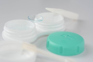 Hafif arka planda cımbız bulunan yumuşak kontak lensler ve lensler için konteyner
