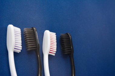 Diş fırçaları parlak bir arka planda çok renkli.