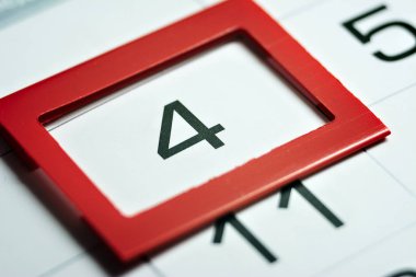 Ayın dördüncü günü takvimde kırmızı çerçeve yakın çekim makrosu, takvimdeki işaret, dördüncü tarih vurgulandı