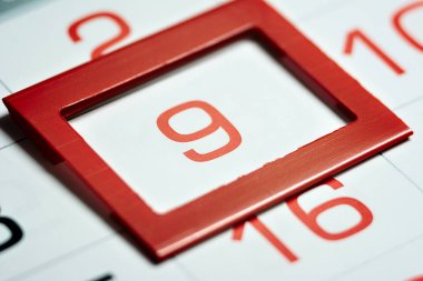 Ayın dokuzuncu günü kırmızı çerçeve yakın çekim makrosu, takvimdeki işaret, dokuzuncu tarih ile vurgulanır