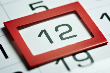 Takvimde kırmızı çerçeveli bir makro ile işaretlenmiş ayın on ikinci günü, takvimdeki işaret, on ikinci tarih