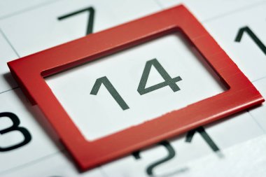 Takvimde kırmızı çerçeveli bir makro ile işaretlenmiş ayın on dördüncü günü, takvimdeki işaret, on dördüncü tarih