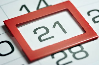 Takvimde kırmızı çerçeveli bir makro ile işaretlenmiş ayın yirmi birinci günü, takvimde bir işaret, yirmi birinci tarih