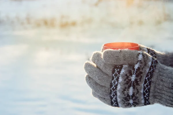 Becher Mit Heißgetränk Den Händen Strickhandschuhen Winter Einem Sonnigen Frostigen — Stockfoto