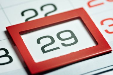 Ayın yirmidokuzunda kırmızı çerçeveli makro, takvimde işaretli, yirmidokuzuncu tarih
