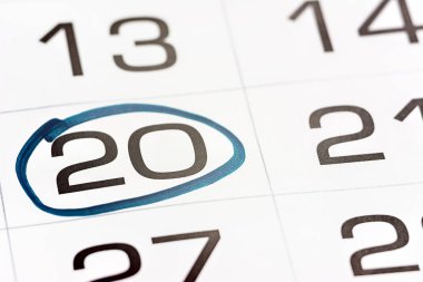 Ayın yirminci günü takvimde bir çerçeve yakın çekim makrosu, takvimdeki işaret, yirminci tarih ile vurgulandı