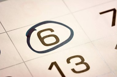 Ayın altıncı günü takvimde bir çerçeve yakın çekim makrosu, takvimdeki işaret, altıncı tarih vurgulandı