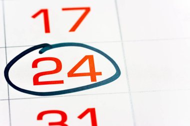 Ayın 24 'ü takvimde bir çerçeve yakın çekim makrosu, takvimde işaretli, 24 tarih