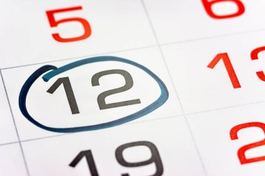 Ayın 12. günü takvimde bir çerçeve yakın çekim makrosu, takvimdeki işaret, 12. tarih ile vurgulandı