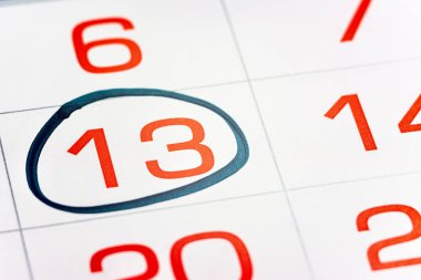 Takvimde ayın on üçüncü günü, bir çerçeve yakın çekim makrosu ile vurgulandı, takvimdeki işaret, onüçüncü tarih