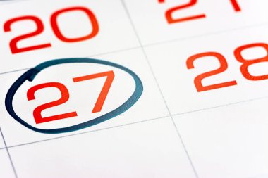 Takvimde ayın 27 'si yakın çekim makrosu ile vurgulanmış, takvimde işaretlenmiş, 27 tarih