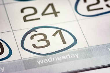 Ayın otuz birinci günü takvimde yuvarlak bir çerçeve yakın çekim makrosu, takvimdeki işaret, otuz birinci tarih vurgulandı